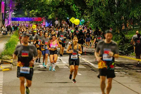 Corredores en una carrera recreativa nocturna por las calles de Medellín