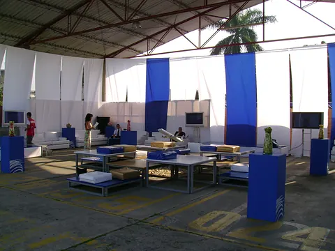 Hangar de Copa Airlines ambientado con telas blancas y azules y salas lounge para un lanzamiento