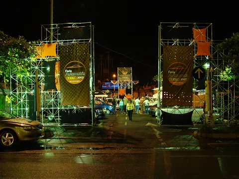 Arcos de entrada iluminados en estructura truss para la Feria Automotriz de Éxito