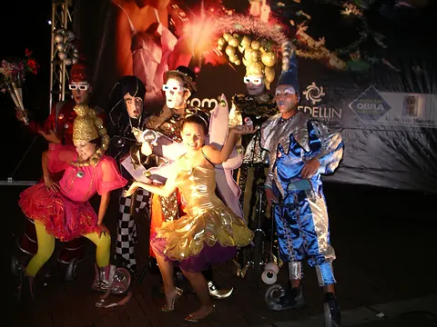 Elenco de personajes con vestuario de fantasía en un evento nocturno