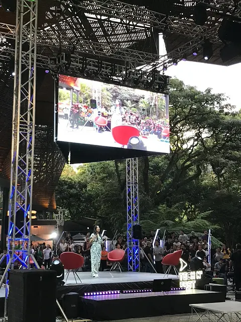 Escenario con pantalla LED gigante y estructura truss en Tech N’ Fest Medellín