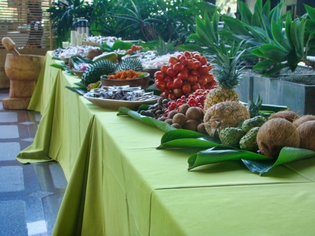 Mesa surtida con frutas tropicales variadas