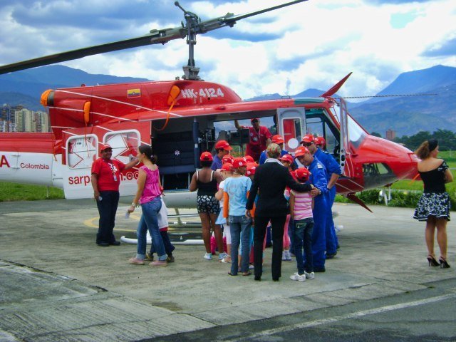 Niños conociendo un helicóptero del Servicio de Salud.